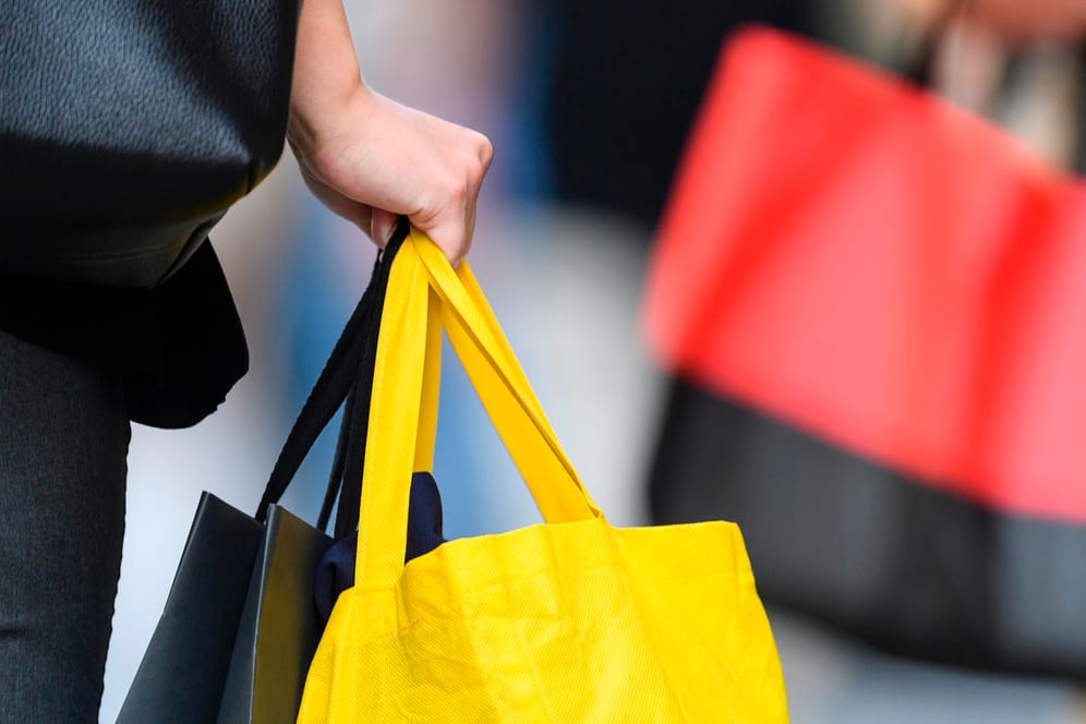 Frau mit Einkaufstaschen: Trotz der schwächelnden Konjunktur bleibt das Konsumverhalten der Verbraucher stabil und damit eine wichtige Stütze der deutschen Wirtschaft.