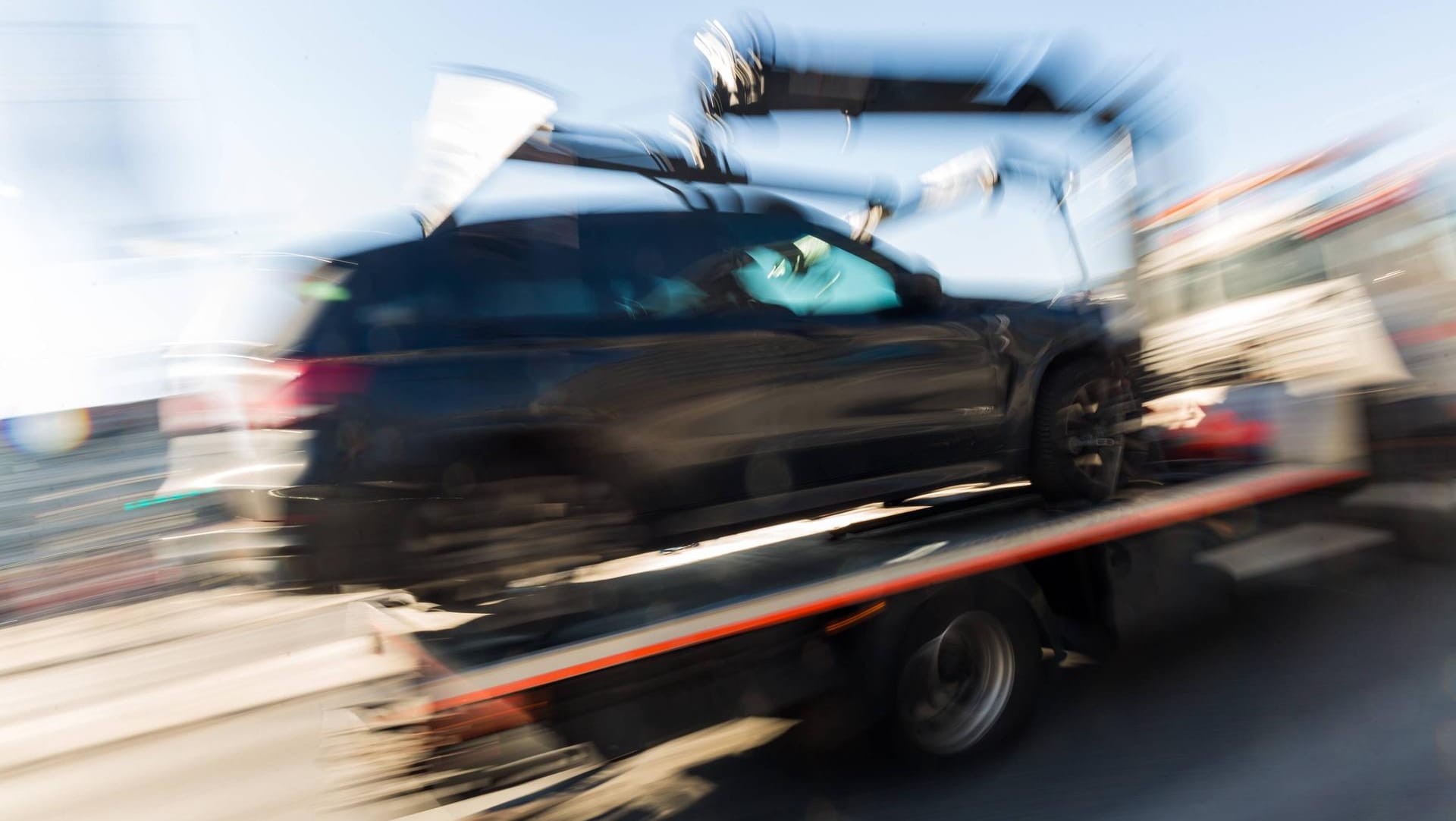 Falsch geparktes Auto wird abgeschleppt: Statt nur einer Geldbuße müssen Falschparker künftig wohl mit einem Punkt in Flensburg rechnen. (Symbolfoto)