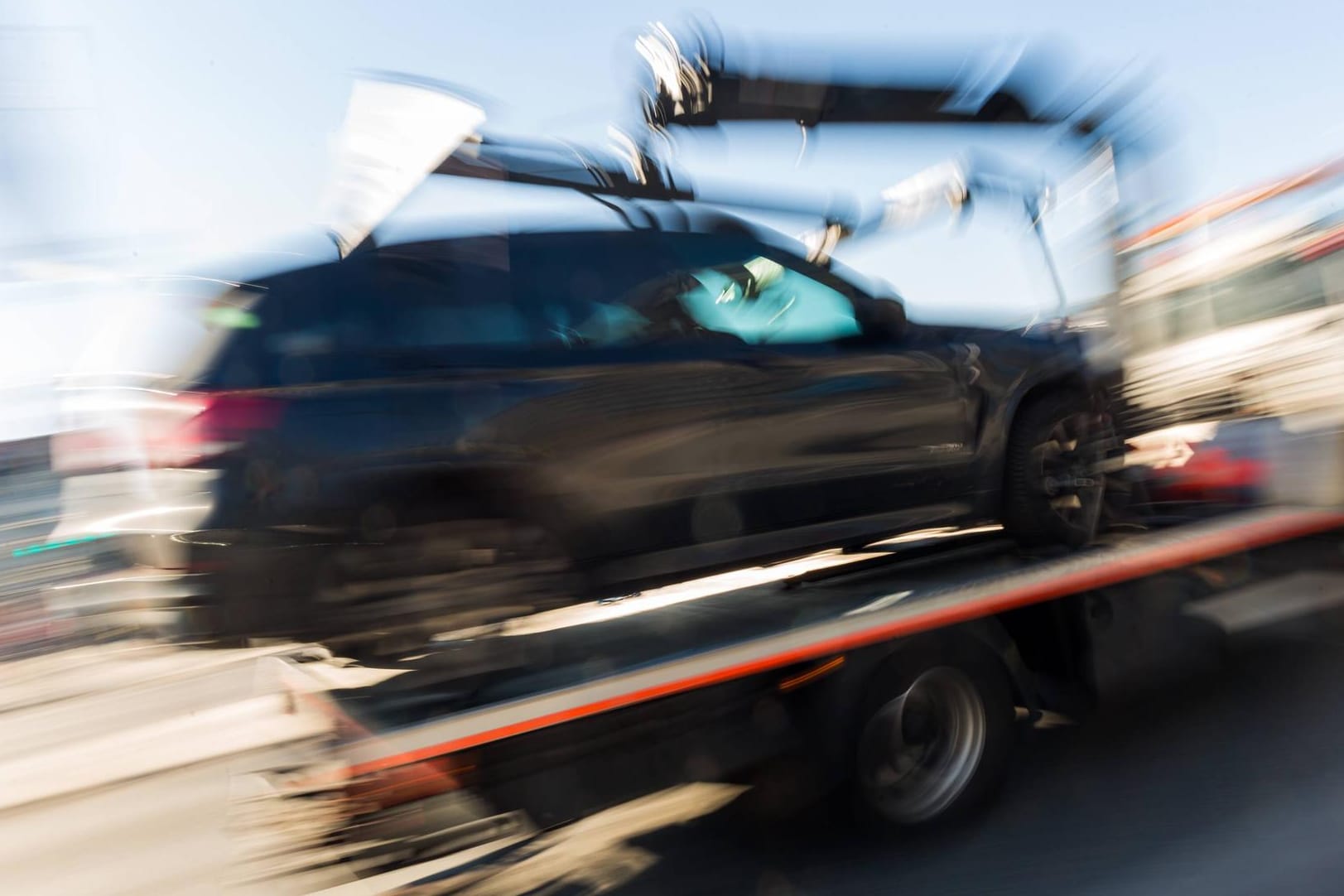 Falsch geparktes Auto wird abgeschleppt: Statt nur einer Geldbuße müssen Falschparker künftig wohl mit einem Punkt in Flensburg rechnen. (Symbolfoto)