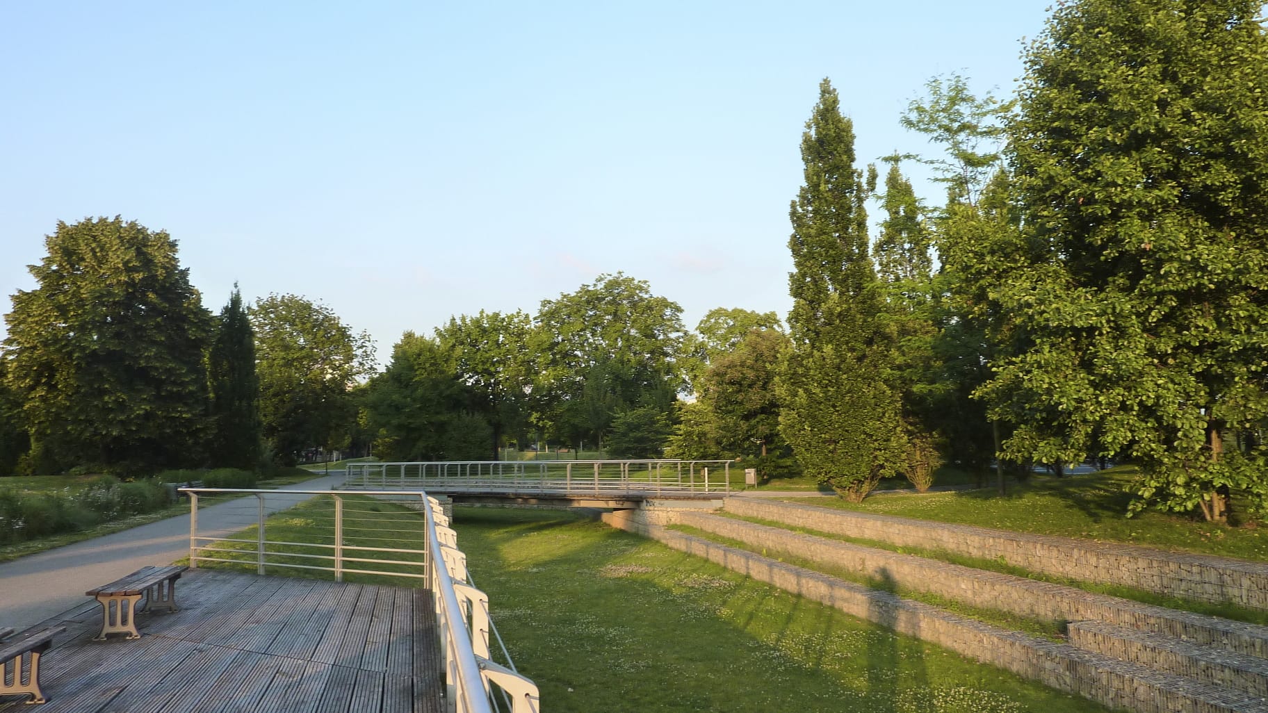 Bäume und Sitzgelegenheiten im Neuen Rebstockpark: Er liegt östlich vom älteren Rebstockpark.