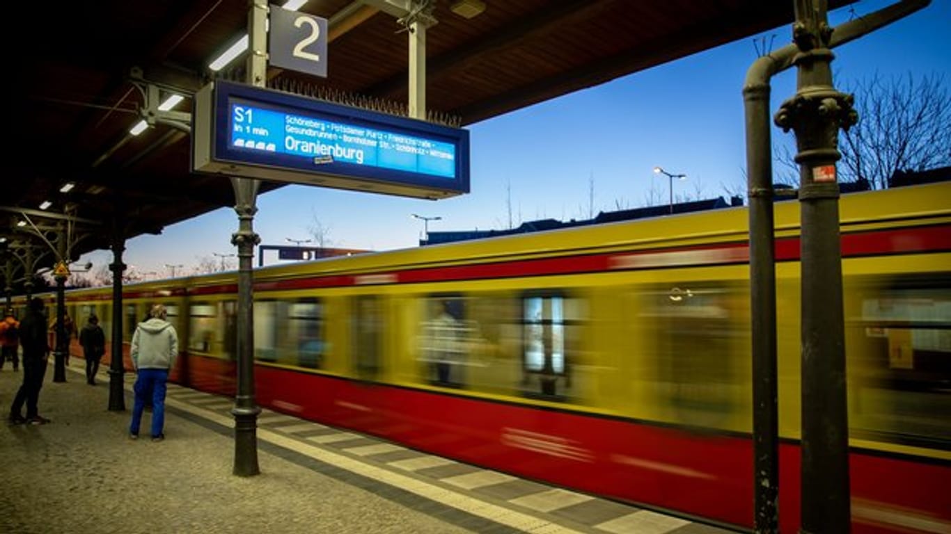 S-Bahn in Berlin: Laut einer Studie ist man in der Hauptstadt mit dem Nahverkehr rekordschnell unterwegs.