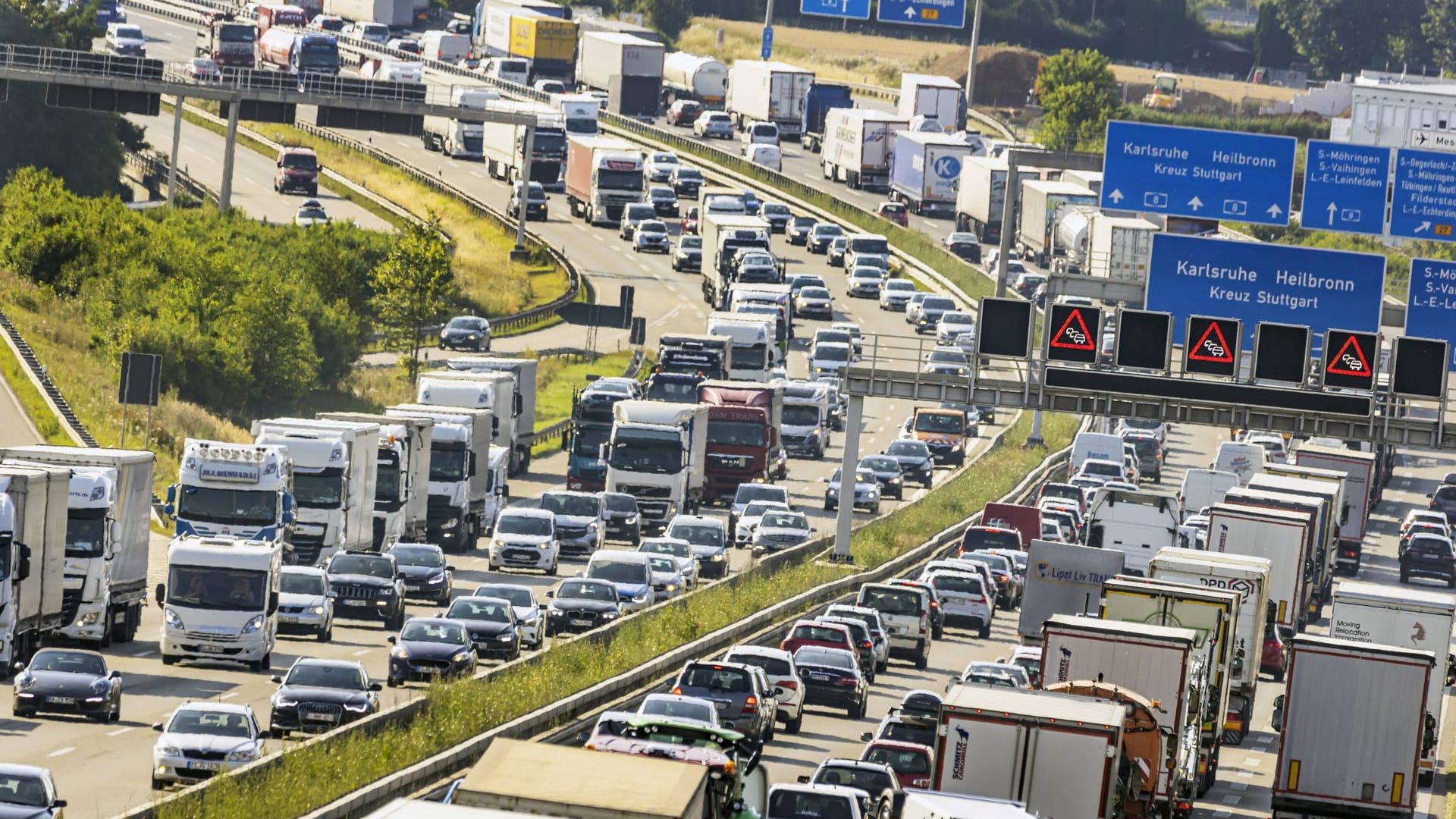 Stau auf der A8 in Richtung Karlsruhe: Grund dafür ist ein Unfall mit mehreren Fahrzeugen.