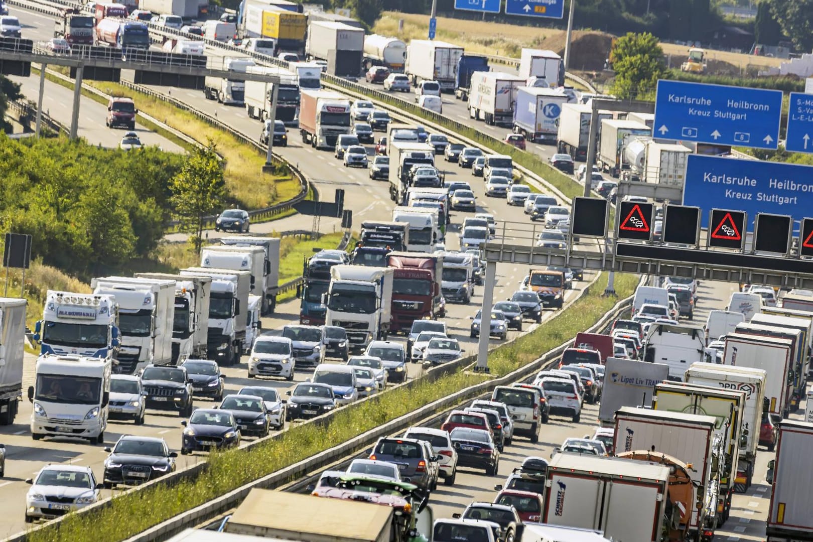 Stau auf der A8 in Richtung Karlsruhe: Grund dafür ist ein Unfall mit mehreren Fahrzeugen.