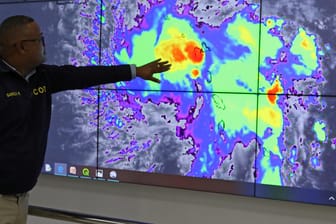 Ein Mitarbeiter im Lagezentrum der US-Klimabehörde NOAA beschreibt den erwarteten Verlauf von "Dorian": Wird der Tropensturm noch zum Hurrikan?