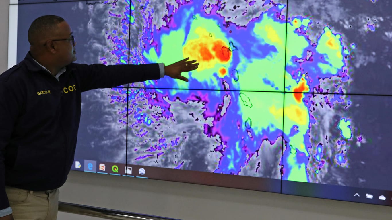 Ein Mitarbeiter im Lagezentrum der US-Klimabehörde NOAA beschreibt den erwarteten Verlauf von "Dorian": Wird der Tropensturm noch zum Hurrikan?
