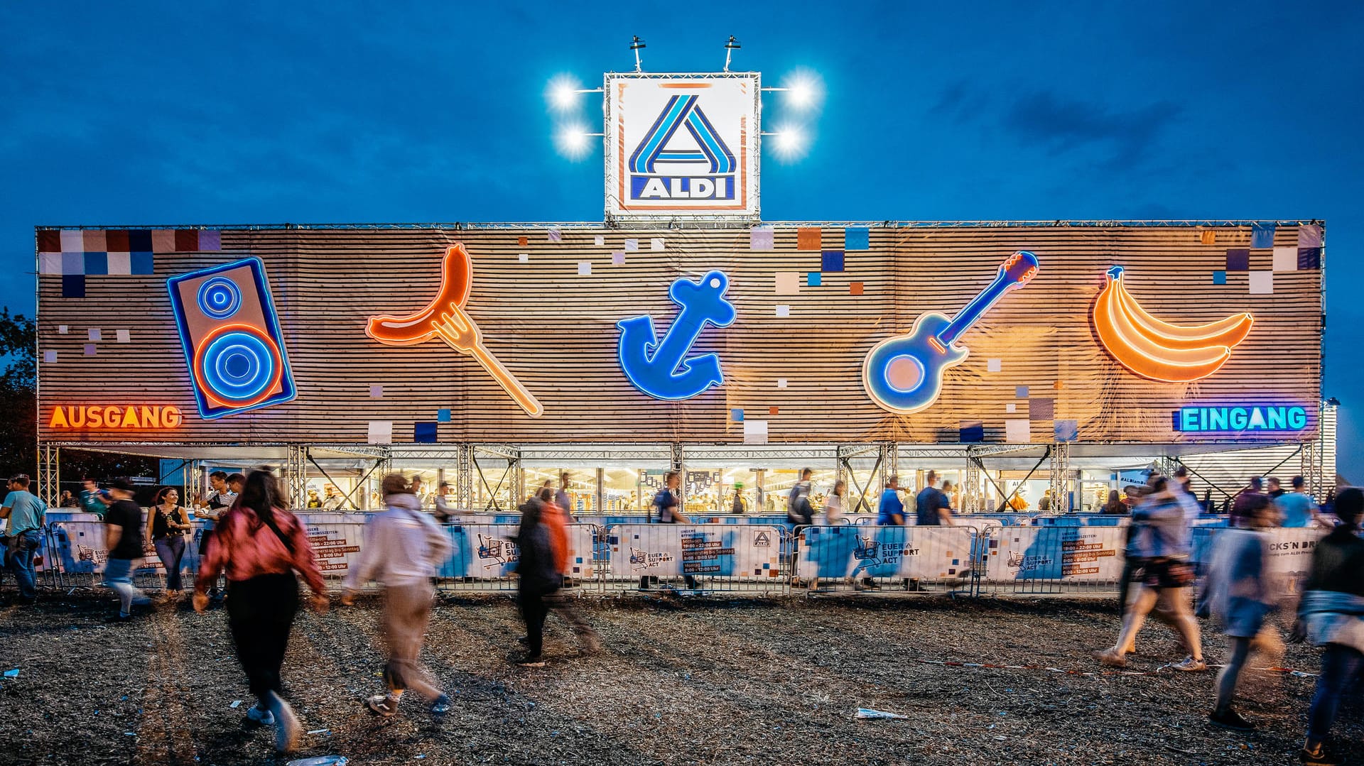 Ein temporärer Aldi-Markt beim Deichbrand-Festival: Vor allem bei großen Musikfestivals in Deutschland lassen es Aldi, Lidl und Co. inzwischen krachen.