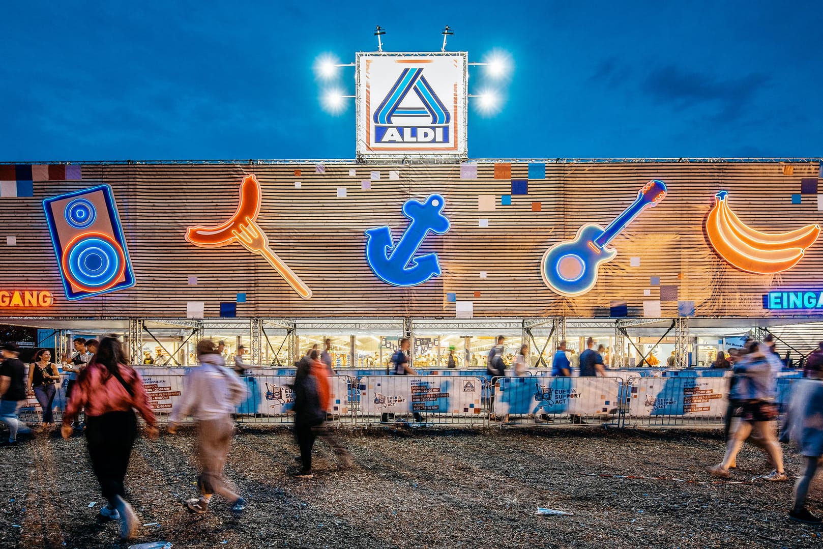 Ein temporärer Aldi-Markt beim Deichbrand-Festival: Vor allem bei großen Musikfestivals in Deutschland lassen es Aldi, Lidl und Co. inzwischen krachen.