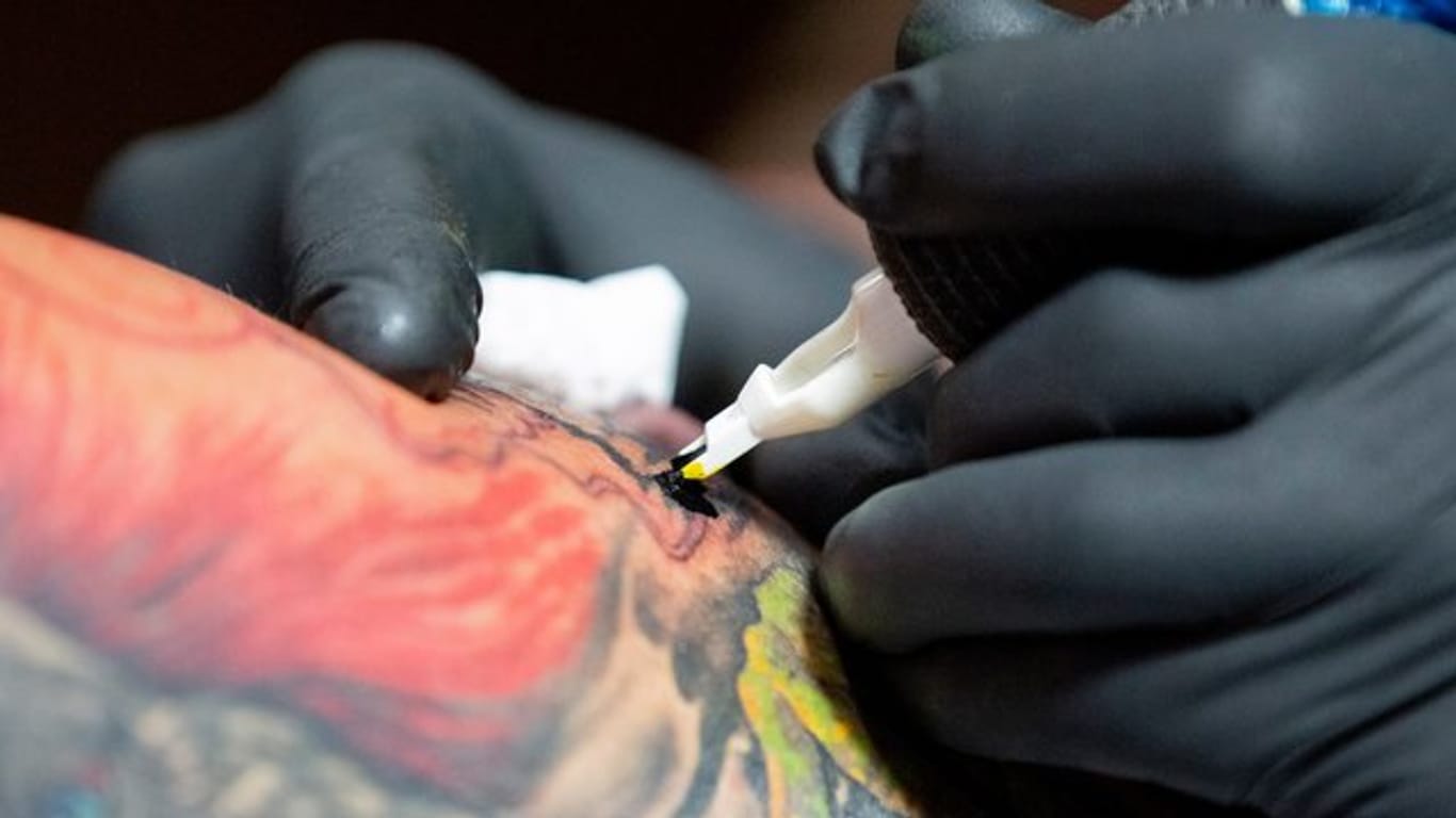 Dass Tattoo-Farben Allergien hervorrufen können, ist vielen bekannt.