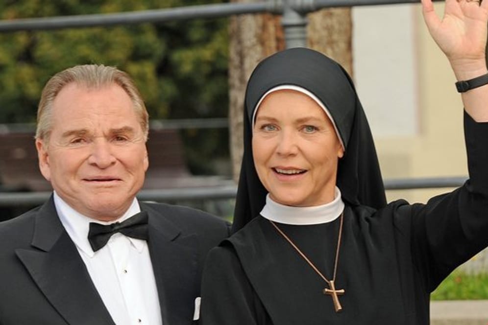 Bürgermeister Wolfgang Wöller (Fritz Wepper) setzt alles daran, sich ein Kloster unter den Nagel zu reißen, doch Schwester Hanna (Janina Hartwig) hält dagegen.