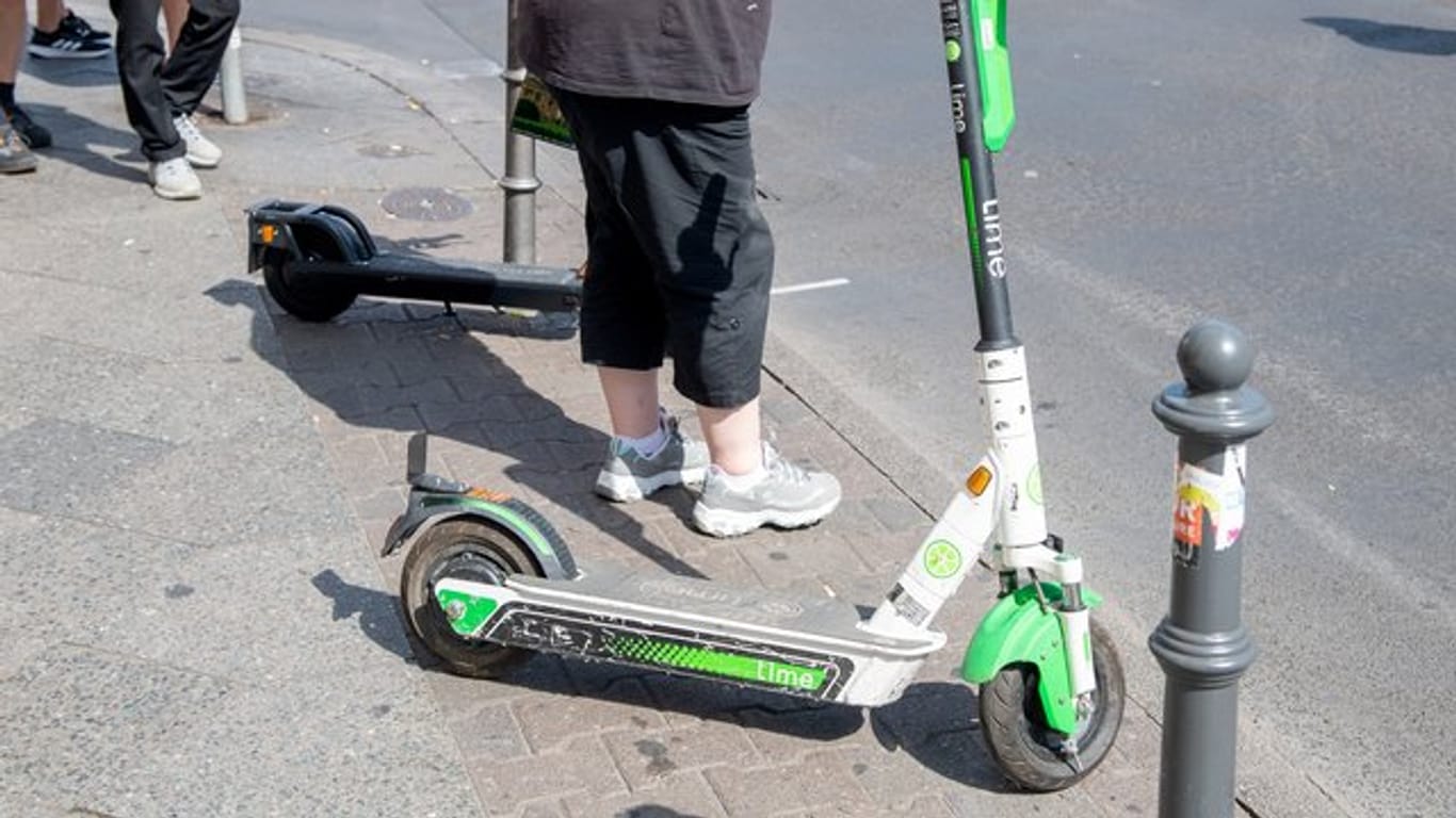 Durchkommen ist Glückssache: So abgestellte Scooter werden leicht zur Stolperfalle - nicht nur für Blinde und Sehbehinderte.