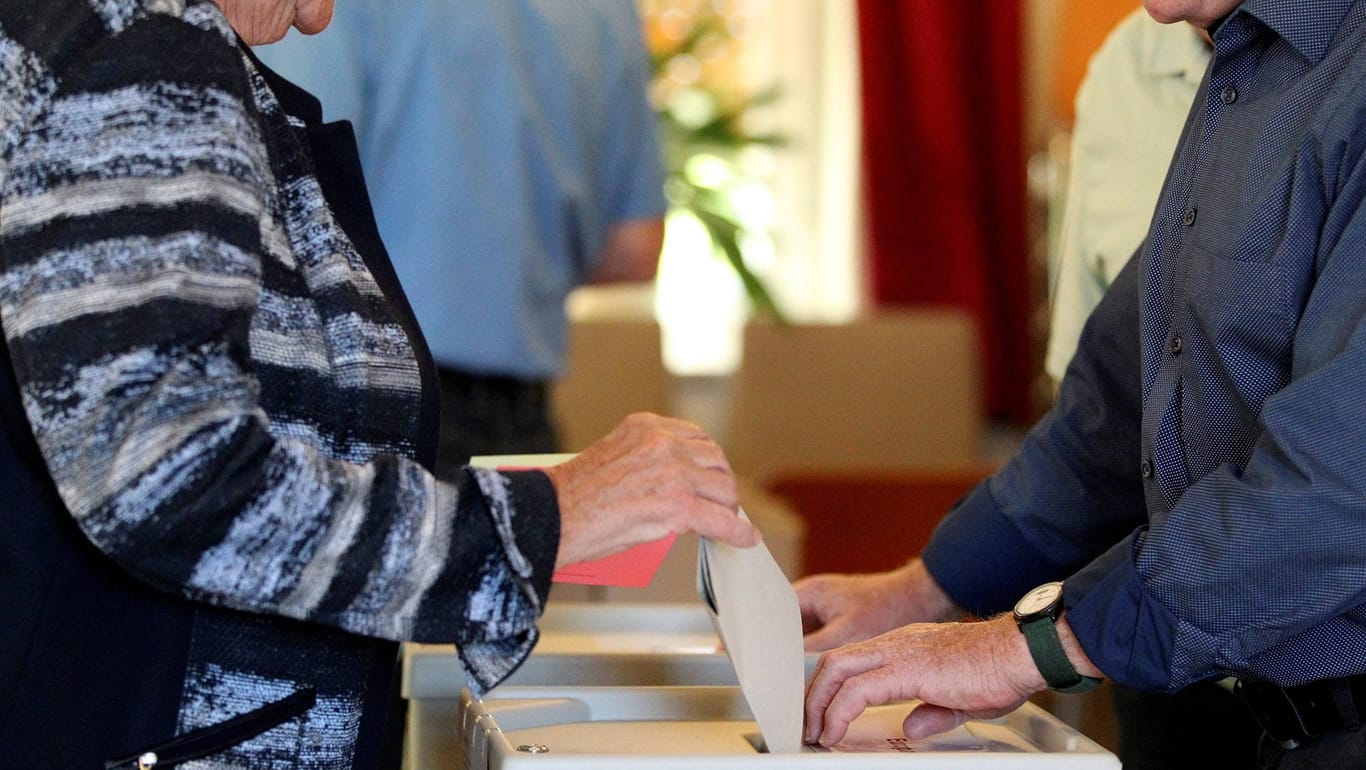 Seniorin bei der Stimmabgabe: Das älteste Wahlvolk hat Sachsen-Anhalt mit einem Medianalter von 56,2 Jahren. (Symbolfoto)
