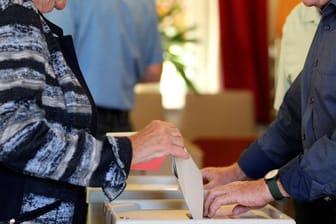 Seniorin bei der Stimmabgabe: Das älteste Wahlvolk hat Sachsen-Anhalt mit einem Medianalter von 56,2 Jahren. (Symbolfoto)