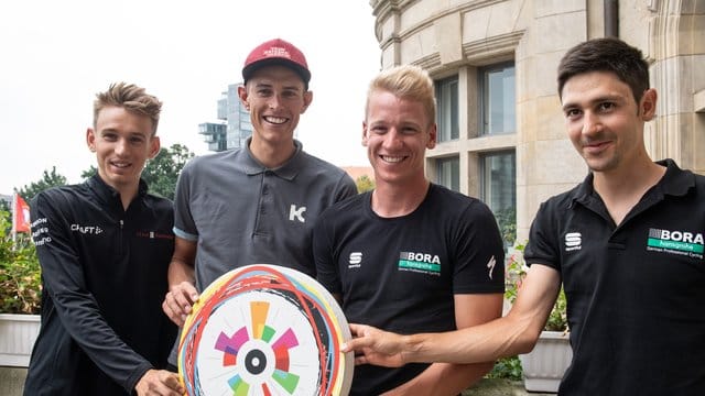 Die deutschen Stars bei der Deutschland Tour: Pressekonferenz: Lennard Kämna (l-r), Nils Pollitt, Pascal Ackermann und Emanuel Buchmann.