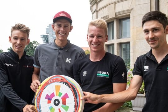 Die deutschen Stars bei der Deutschland Tour: Pressekonferenz: Lennard Kämna (l-r), Nils Pollitt, Pascal Ackermann und Emanuel Buchmann.