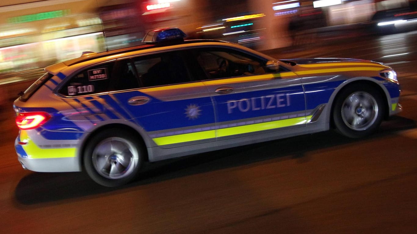 Polizeiwagen im Einsatz (Symbolbild): Die Polizei hat in der Nacht mit einer Einsatzhundertschaft nach dem mutmaßlichen Schussopfer gesucht.