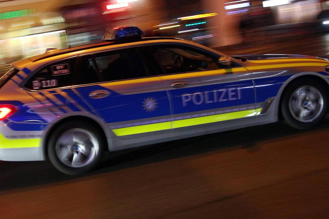 Polizeiwagen im Einsatz (Symbolbild): Die Polizei hat in der Nacht mit einer Einsatzhundertschaft nach dem mutmaßlichen Schussopfer gesucht.