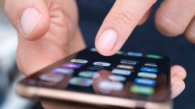Was ist das alles - und was soll ich damit anfangen? Smartphone-Käufer werden oft von jeder Menge vorinstallierter Apps überrascht, die sie weder benötigen noch wollen. Was ist das alles - und was soll ich damit anfangen? Smartphone-Käufer werden oft von jeder Menge vorinstallierter Apps überrascht, die sie weder benötigen noch wollen.