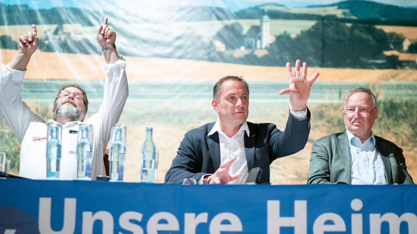Christian Siegert (li), AfD-Direktkandidat in Zittau, Tino Chrupalla, AfD- Bundestagsabgeordneter und Alexander Gauland (re), Fraktionsvorsitzender der AfD im Bundestag: In Sachsen wird am 01.09.2019 ein neuer Landtag gewählt. Christian Siegert (li), AfD-Direktkandidat in Zittau, Tino Chrupalla, AfD- Bundestagsabgeordneter und Alexander Gauland (re), Fraktionsvorsitzender der AfD im Bundestag: In Sachsen wird am 01.09.2019 ein neuer Landtag gewählt.