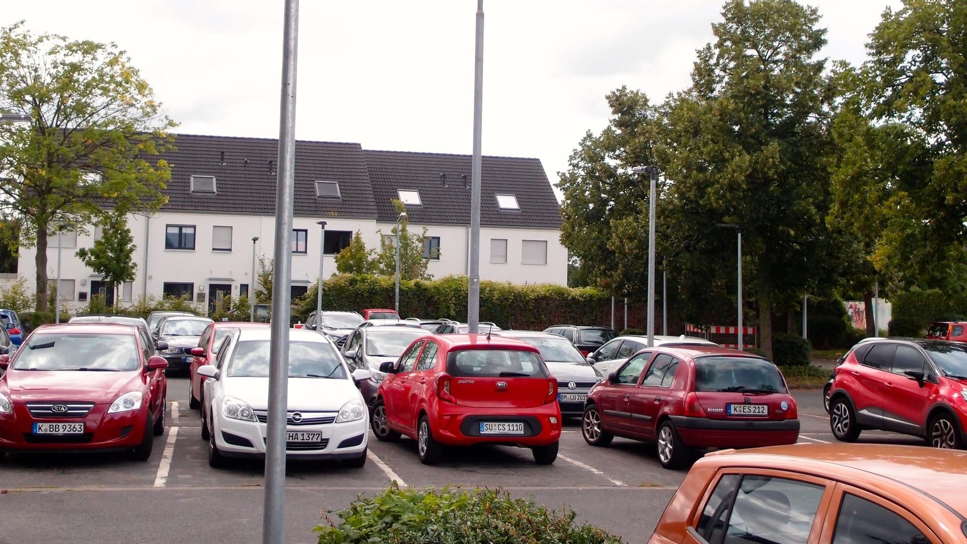 Geparkte Autos auf dem Parkplatz in Köln-Sürth: Tagsüber ist das "Park & Ride"-Gelände gut besucht.