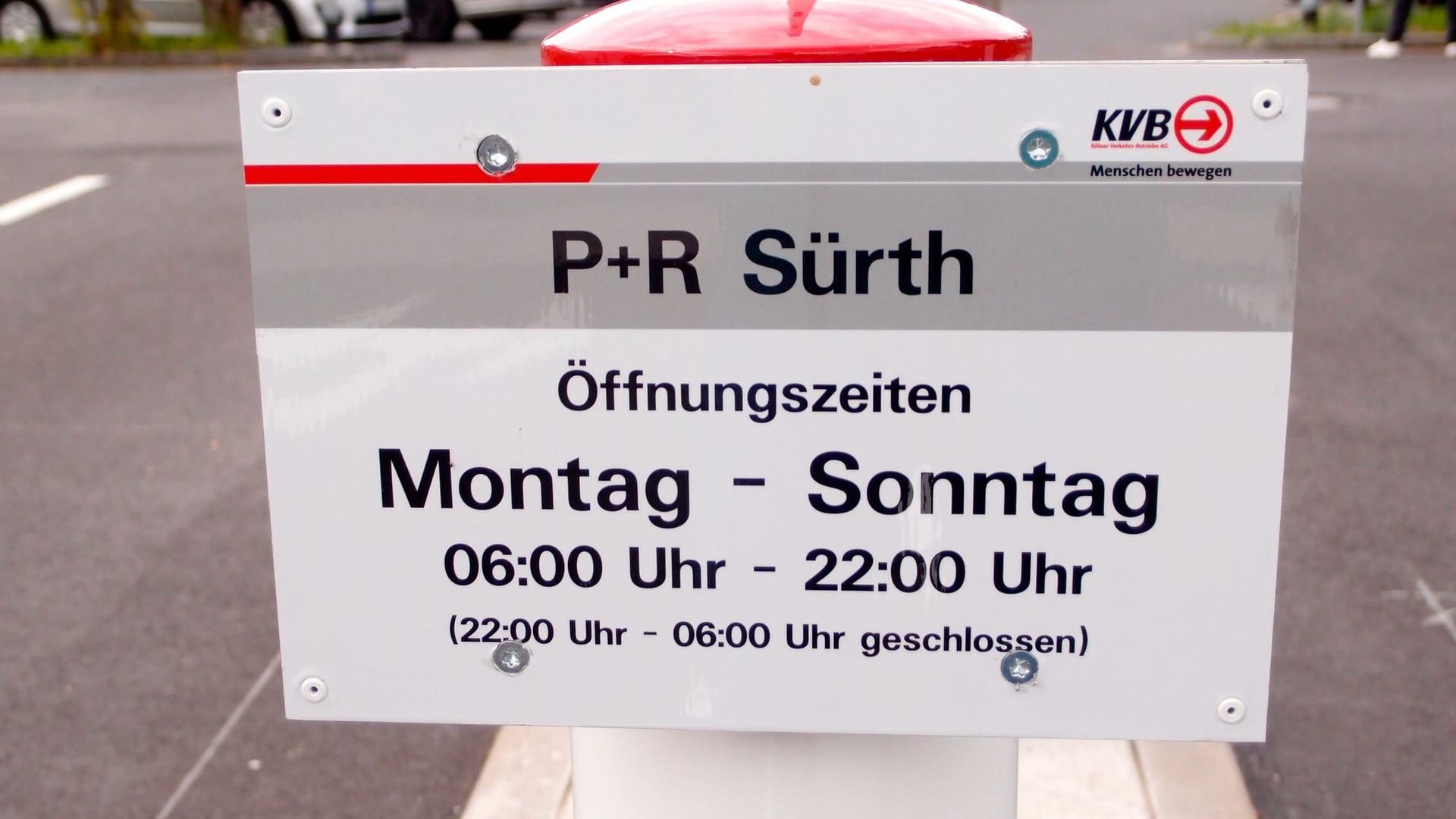 Ein Schild mit Öffnungszeiten: Dass hier nachts nicht geparkt werden darf, ist auf dem Schild ausgewiesen.