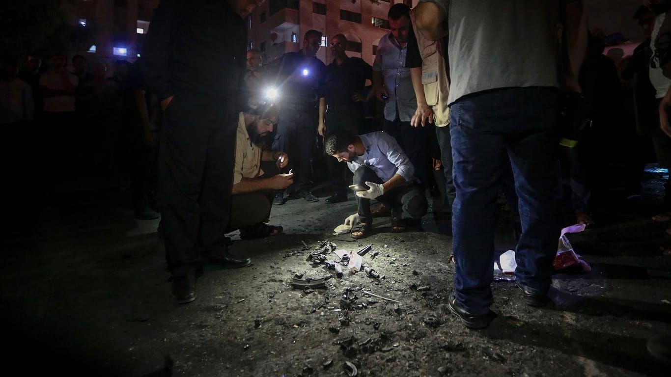 Palästinenser untersuchen den Ort einer Explosion: Drei palästinensische Polizisten sind nach Angaben der radikal-islamischen Hamas bei einer Explosion südlich der Stadt Gaza ums Leben gekommen.