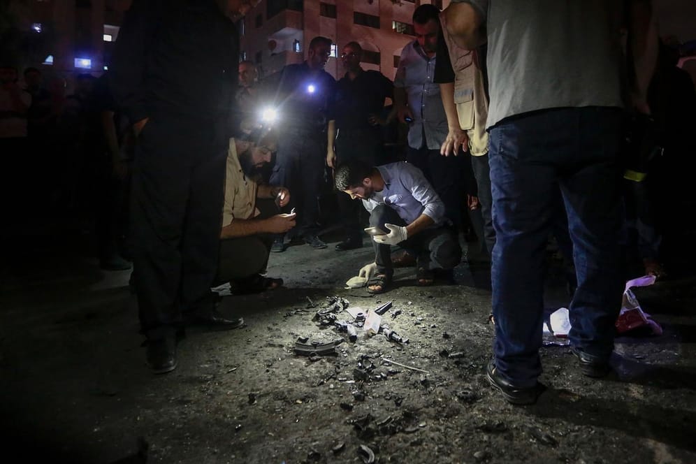 Palästinenser untersuchen den Ort einer Explosion: Drei palästinensische Polizisten sind nach Angaben der radikal-islamischen Hamas bei einer Explosion südlich der Stadt Gaza ums Leben gekommen.