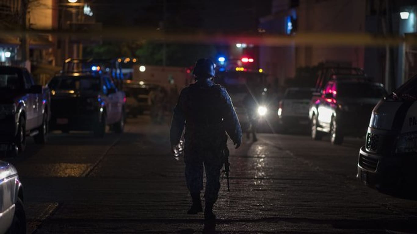 Ein Polizist patrouilliert in der Nähe des Nachtclubs, in dem bei einem mutmaßlichen Brandanschlag mindestens 23 Menschen gestorben sind.