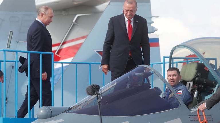 Wladimir Putin und Recep Tayyip Erdogan besichtigen eine Sukhoi Su-57, das modernste russische Kampfflugzeug.