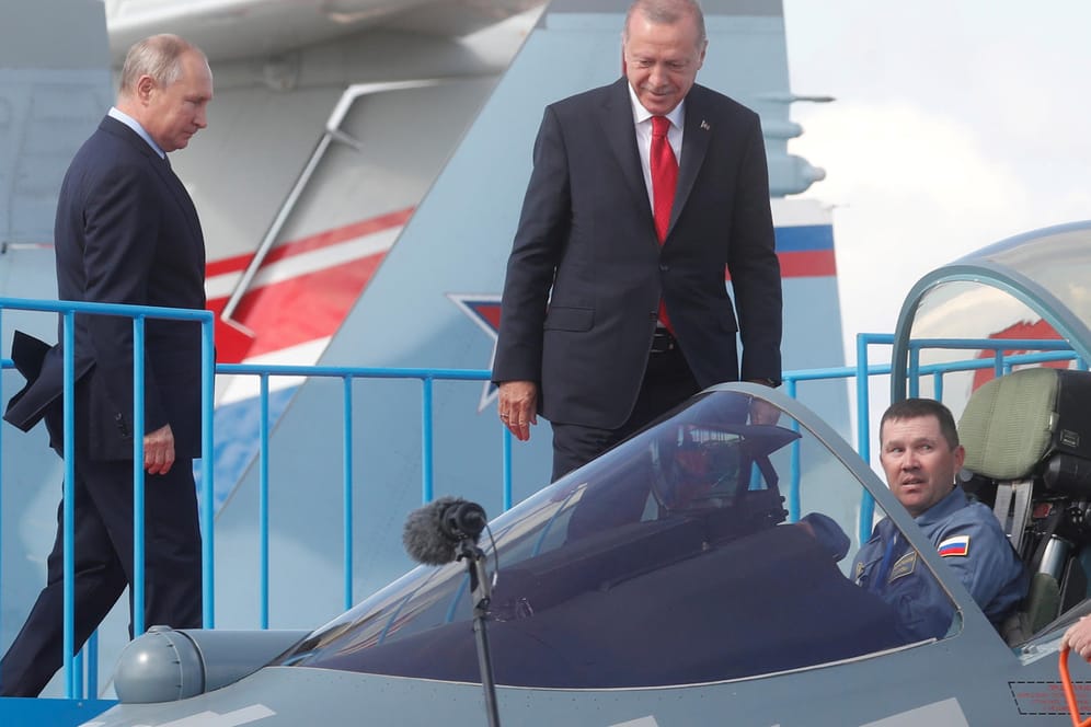 Wladimir Putin und Recep Tayyip Erdogan besichtigen eine Sukhoi Su-57, das modernste russische Kampfflugzeug.