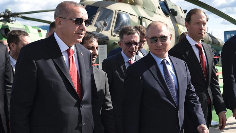Putin und Erdogan besuchen eine Luftfahrtausstellung in Moskau.