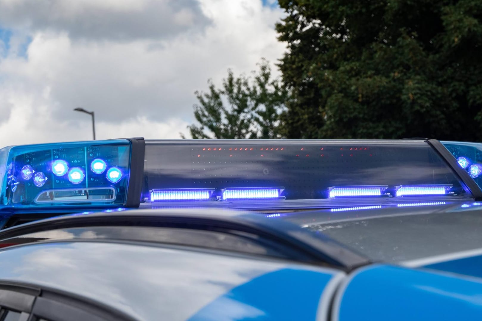 Polizeiwagen im Einsatz (Symbolbild): Der schläfrige Einbrecher wurde am nächsten Morgen vom Besitzer des Whiskeys geweckt.