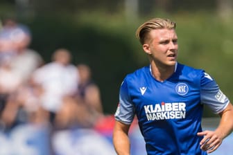 Marco Thiede beim Spiel gegen den Hamburger SV: Der Spieler hat seinen Vertrag beim KSC verlängert.