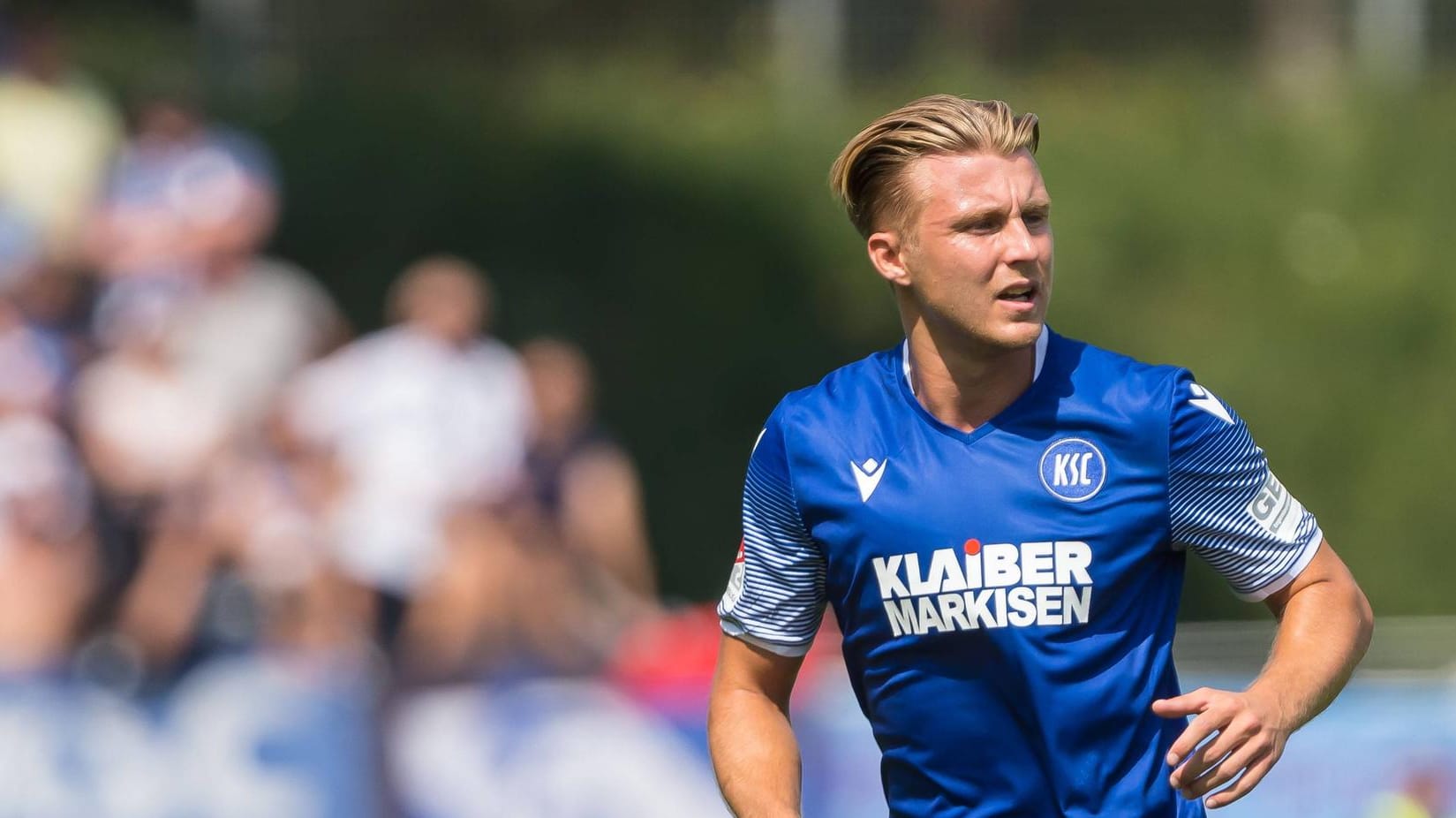 Marco Thiede beim Spiel gegen den Hamburger SV: Der Spieler hat seinen Vertrag beim KSC verlängert.