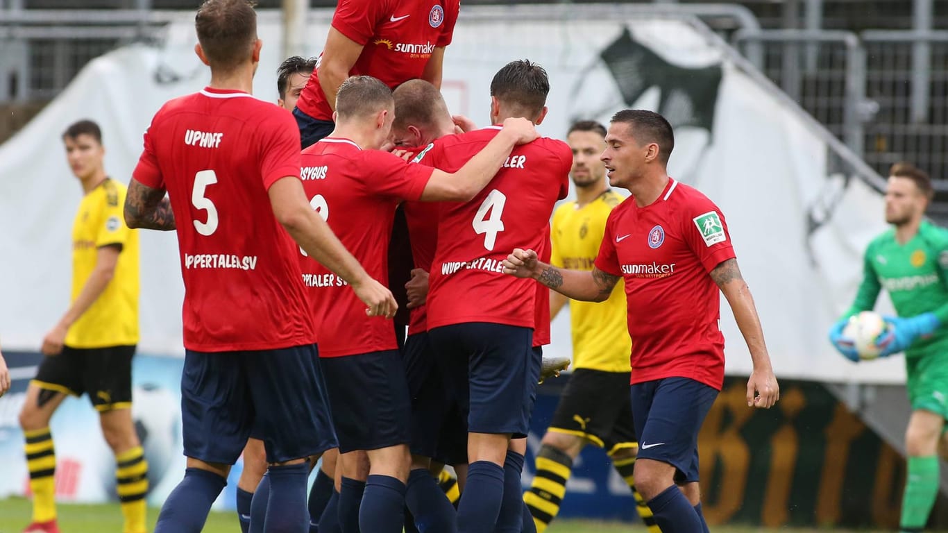 Spieler des Wuppertaler SV: Bei einem Benefizturnier gegen VfB Schwelm konnten 2.100 Euro gesammelt werden.