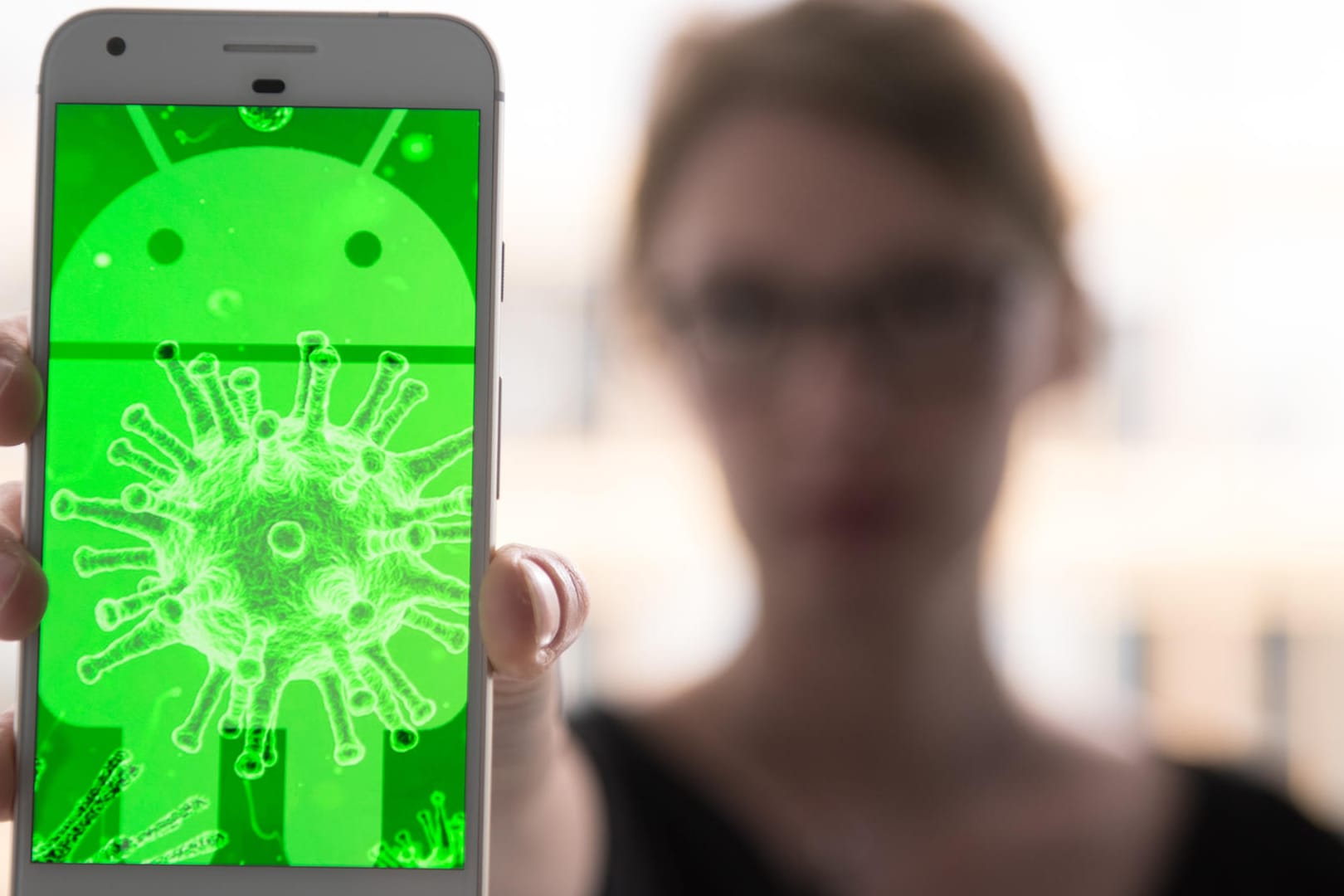 Eine symbolische Darstellung eines infizierten Smartphones: Google hat eine App mit mehr als hundert Millionen Downloads aus dem Play Store entfernt.
