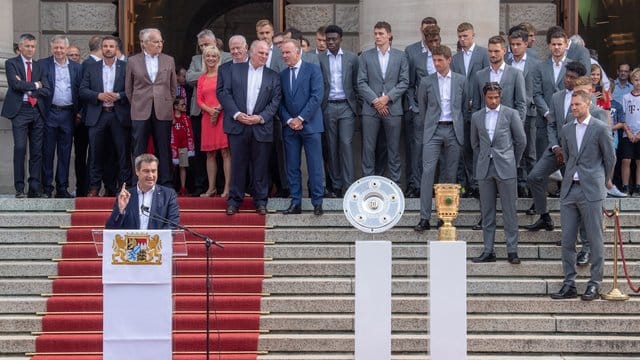 Bayerns Ministerpräsident Markus Söder (CSU) empfängt im Hofgarten die Mannschaft des FC Bayern München. Bayerns Ministerpräsident Markus Söder (CSU) empfängt im Hofgarten die Mannschaft des FC Bayern München.
