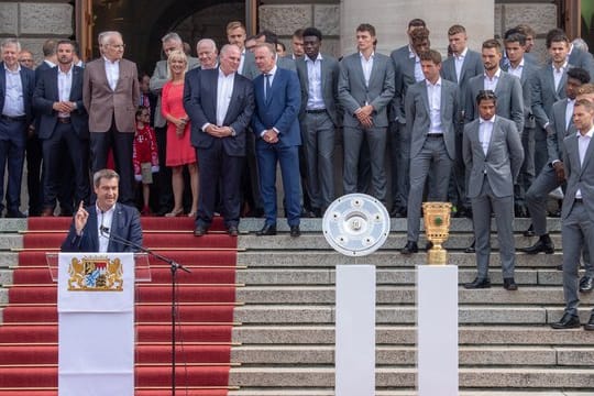 Bayerns Ministerpräsident Markus Söder (CSU) empfängt im Hofgarten die Mannschaft des FC Bayern München.