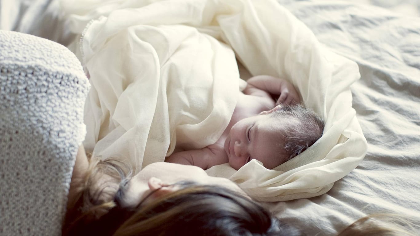 Ein Baby schläft: In Spanien haben zahlreiche Babys ungewöhnlich starken Haarwuchs.