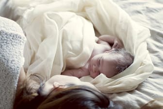 Ein Baby schläft: In Spanien haben zahlreiche Babys ungewöhnlich starken Haarwuchs.