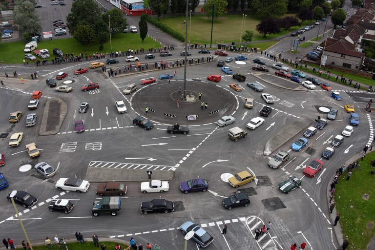 Magic Roundabout in Swindon: Einheimische finden sich problemlos zurecht, Gäste eher nicht. Deshalb fließe der Verkehr durch den Kreisel nicht schneller als ohne ihn, spottet man in Swindon.