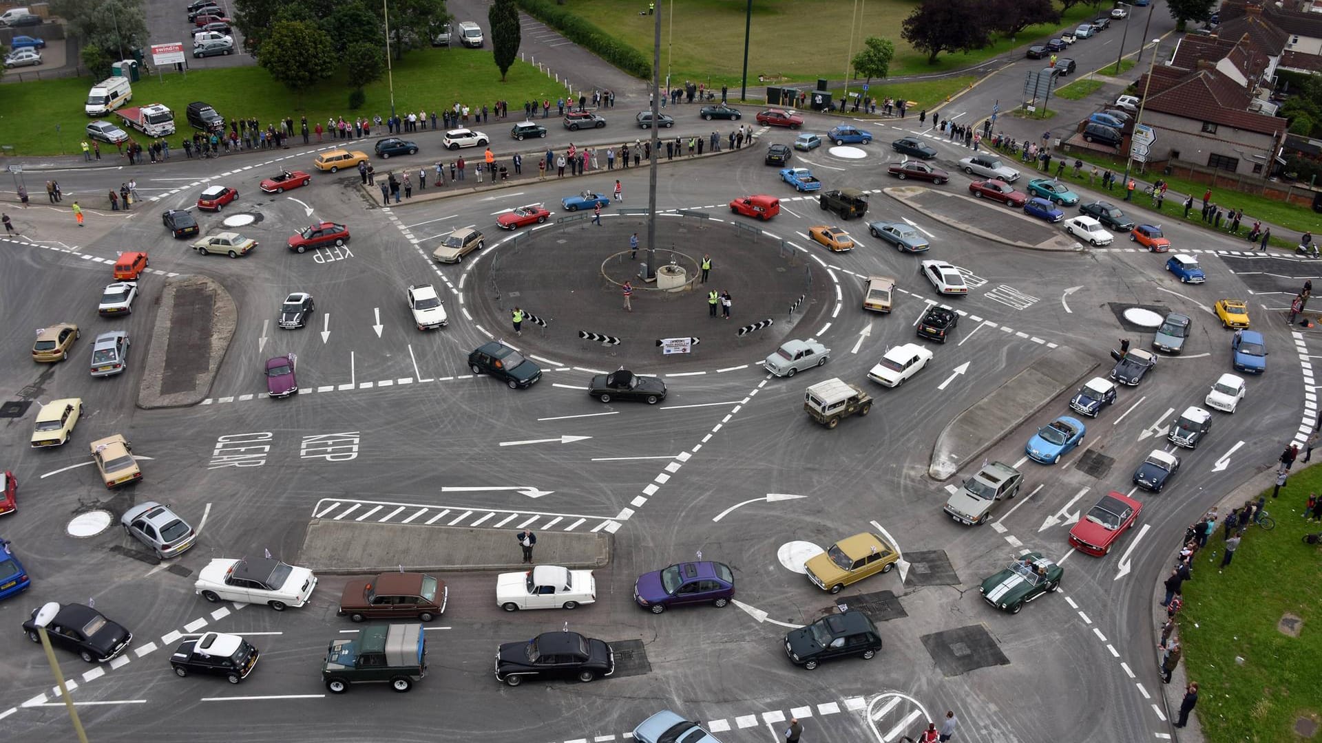 Magic Roundabout in Swindon: Einheimische finden sich problemlos zurecht, Gäste eher nicht. Deshalb fließe der Verkehr durch den Kreisel nicht schneller als ohne ihn, spottet man in Swindon.