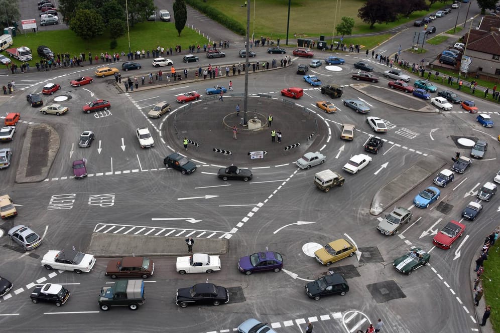Magic Roundabout in Swindon: Einheimische finden sich problemlos zurecht, Gäste eher nicht. Deshalb fließe der Verkehr durch den Kreisel nicht schneller als ohne ihn, spottet man in Swindon.