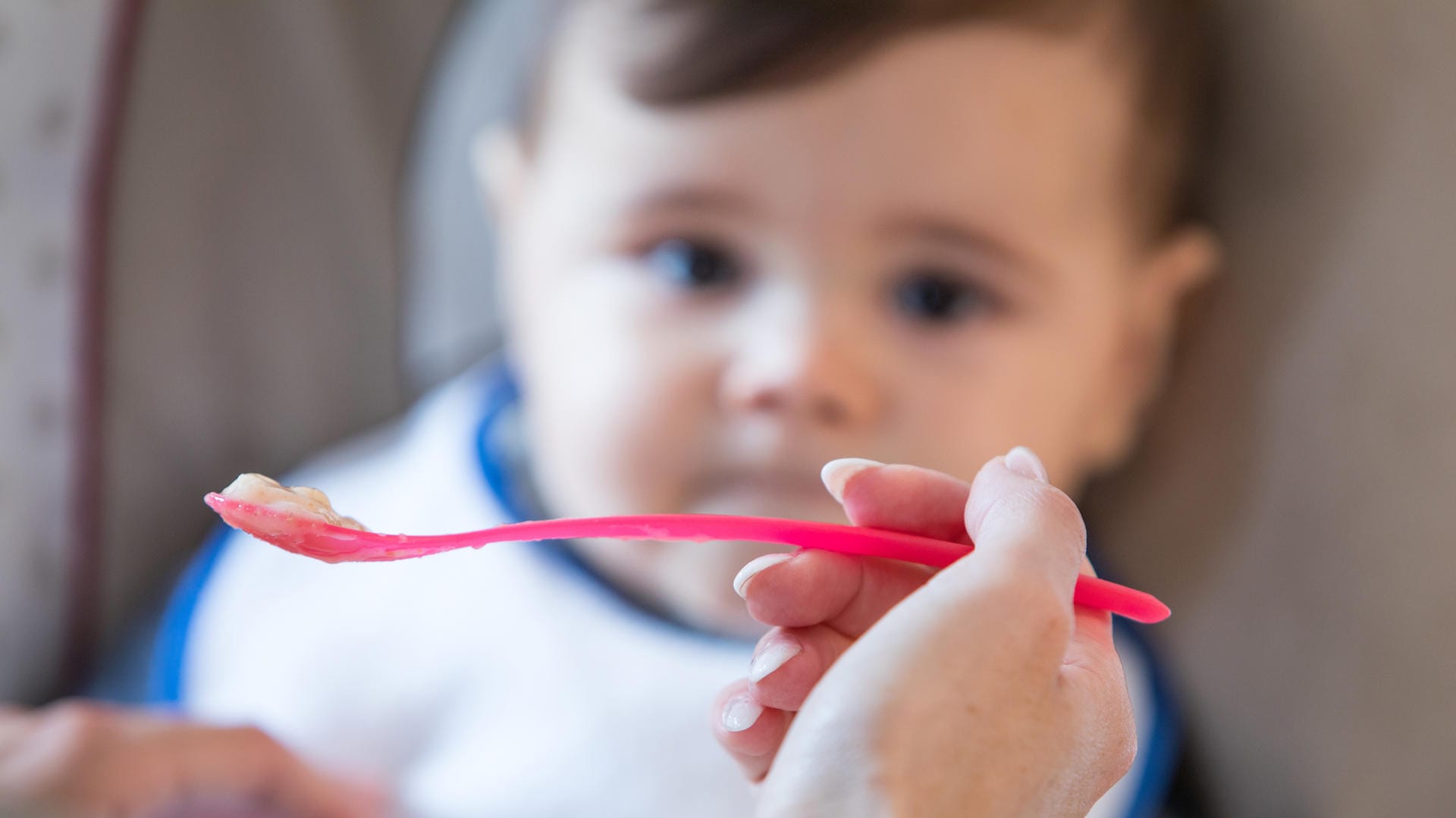 Babybrei: Mit rund einem halben Jahr sind Säuglinge reif für Breikost.