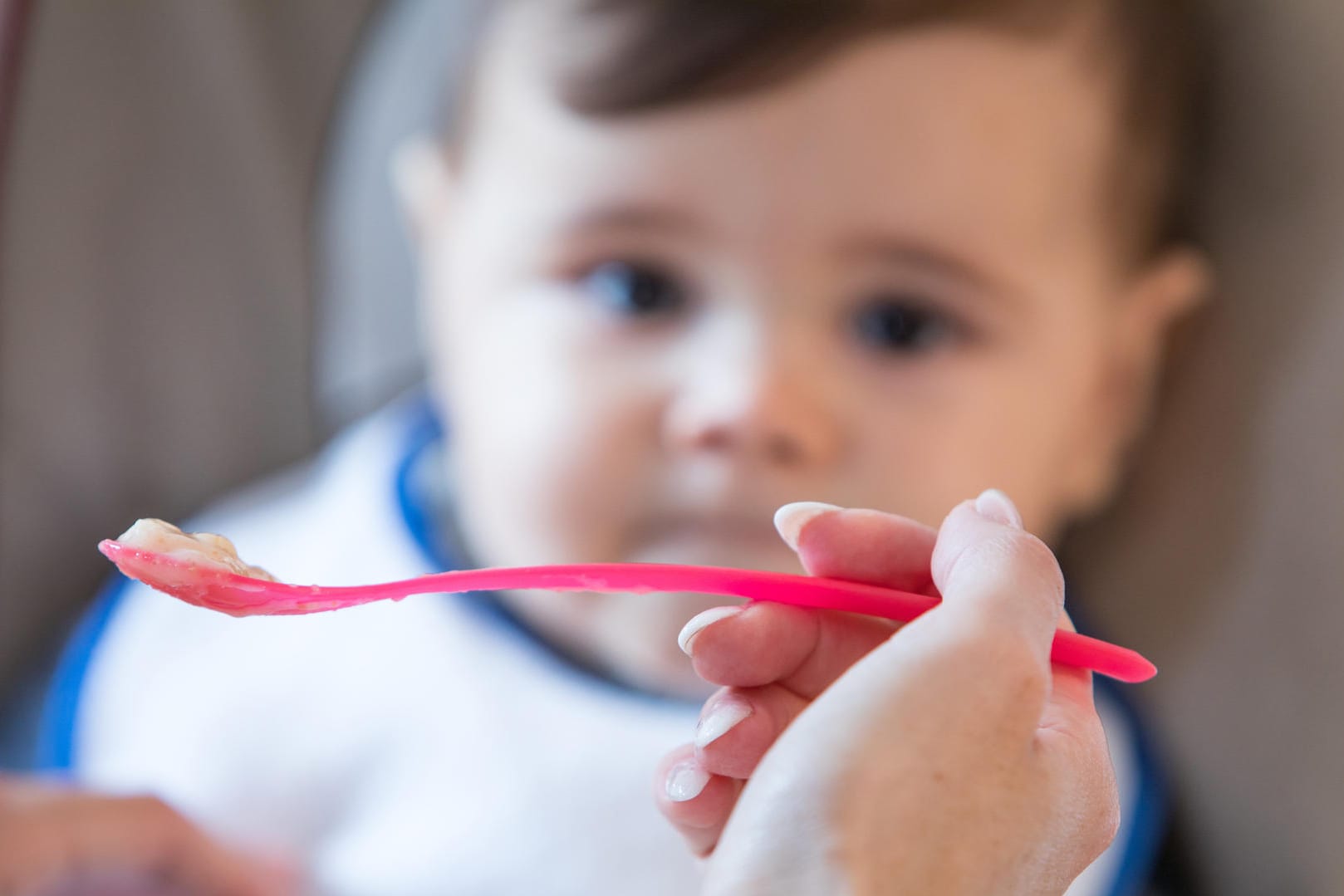 Babybrei: Mit rund einem halben Jahr sind Säuglinge reif für Breikost.