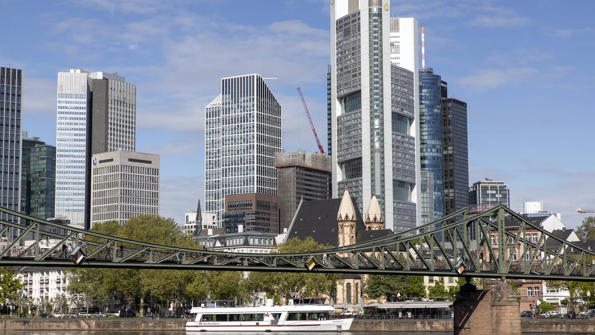 Der Blick auf die Skyline in Frankfurt am Main: Der Eiserne Steg befindet sich im Vordergrund.