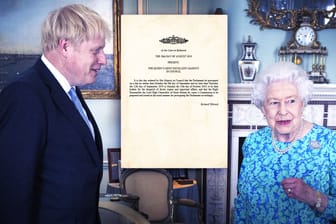 Boris Johnson und Königin Elisabeth II. mit dem Dokument des Kronrats: Die Queen billigt die Zwangspause.