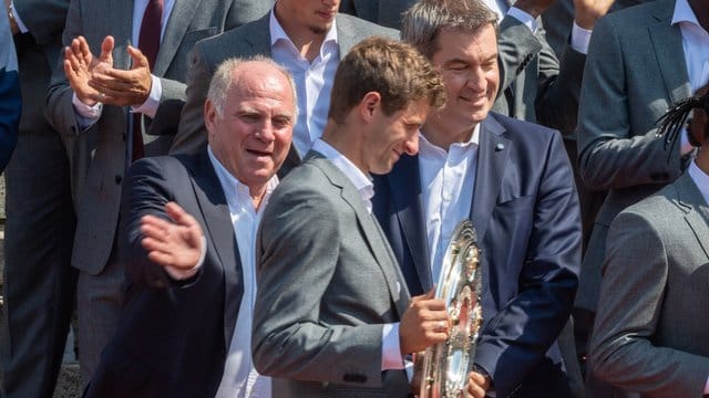 Uli Hoeneß (l) mit Thomas Müller (M) und Ministerpräsident Markus Söder beim Empfang im Hofgarten. Uli Hoeneß (l) mit Thomas Müller (M) und Ministerpräsident Markus Söder beim Empfang im Hofgarten.