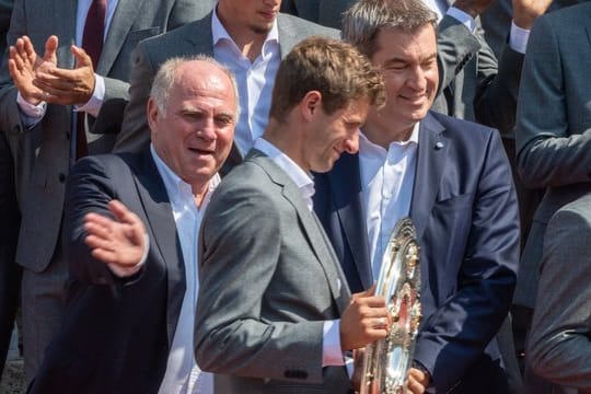 Uli Hoeneß (l) mit Thomas Müller (M) und Ministerpräsident Markus Söder beim Empfang im Hofgarten.