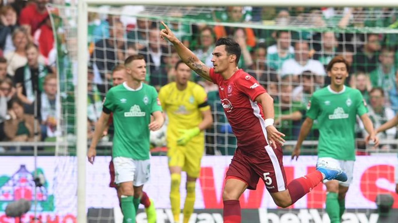 Hat seinen Vertrag mit Fortuna Düsseldorf vorzeitig verlängert: Kaan Ayhan (M) jubelt über einen Treffer.