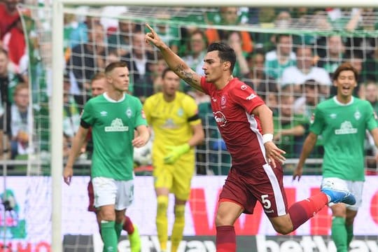 Hat seinen Vertrag mit Fortuna Düsseldorf vorzeitig verlängert: Kaan Ayhan (M) jubelt über einen Treffer.